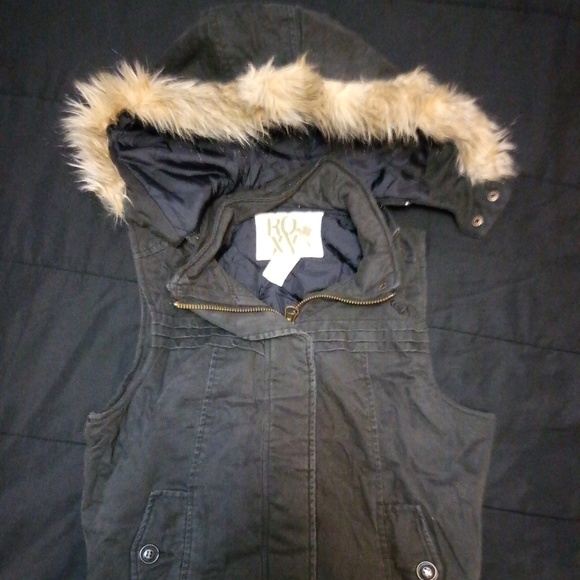 Sleveless Black Jacket with Furry Hood - Picture 1 of 3